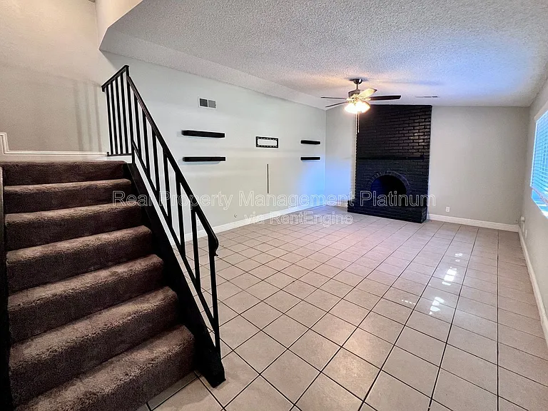404 N Villa Ave — Photo 3