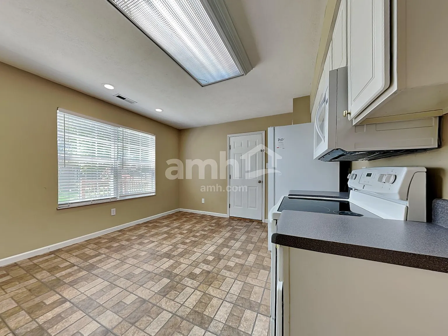 3 bed, 2.5 bath, 2016 sqft, $2,485 — Photo 3
