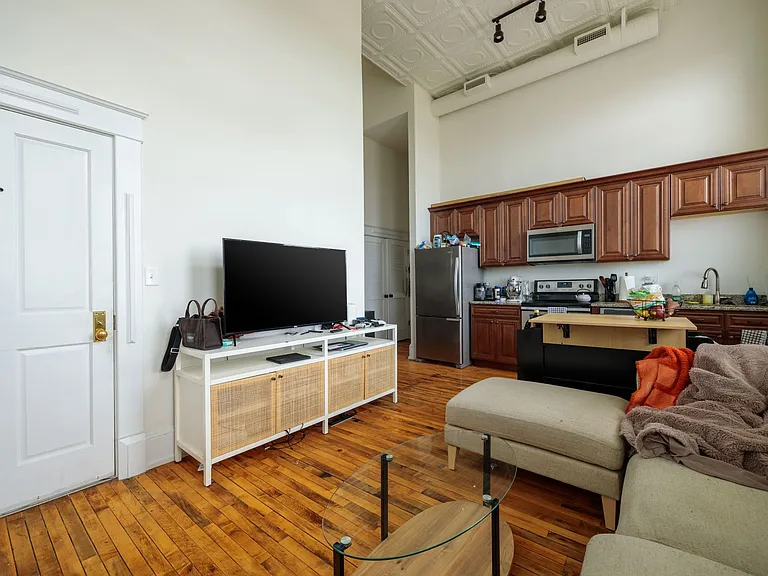 900 St James St — Photo 3