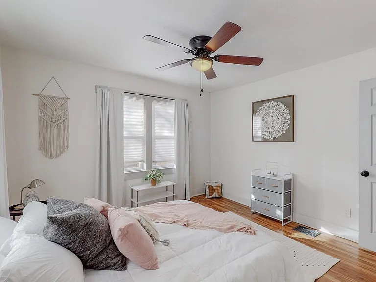 221 Girard Blvd SE — Photo 17
