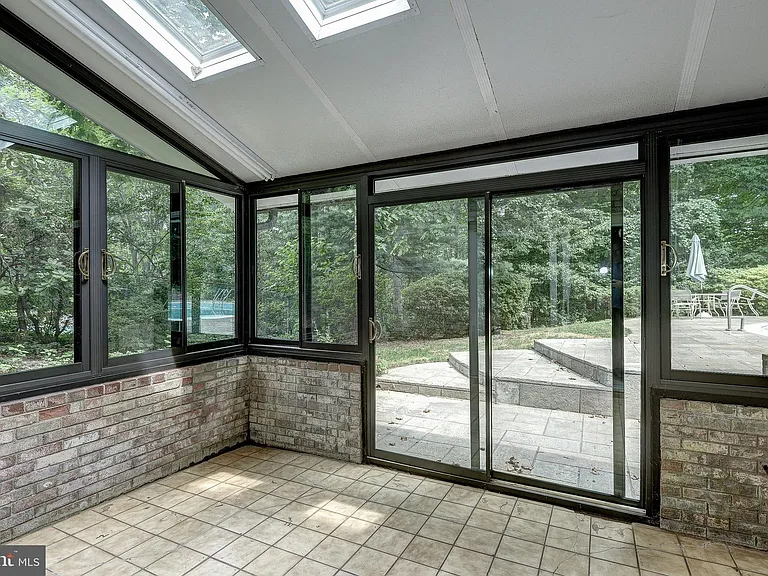 929 Woburn Ct — Photo 27