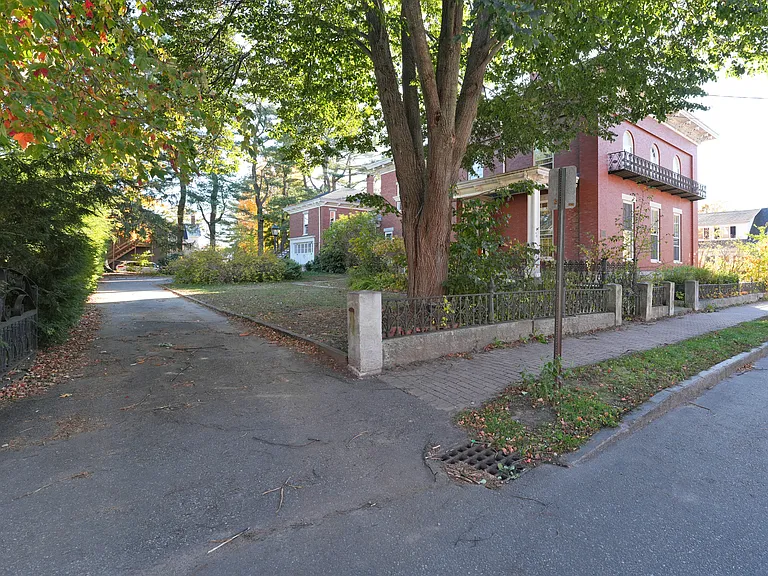11 Lincoln St — Photo 32