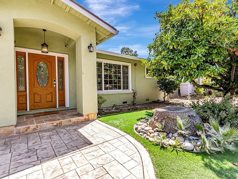 1070 Morningside Dr — Photo 2