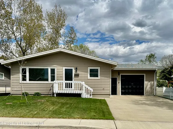 966 Cherry Ave, Dickinson, ND 58601