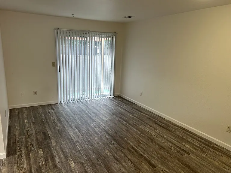 463 Coffield Ave — Photo 3