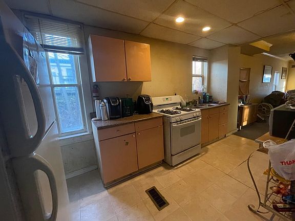 5th image of 207 E Danaher St