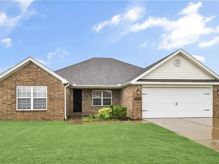 1240 Lariat Dr — Photo 1