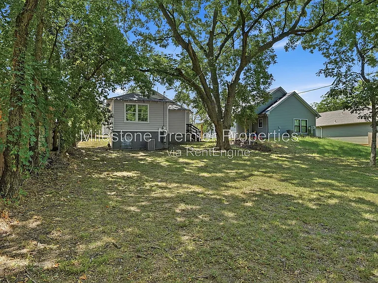 215 W Walker St — Photo 20