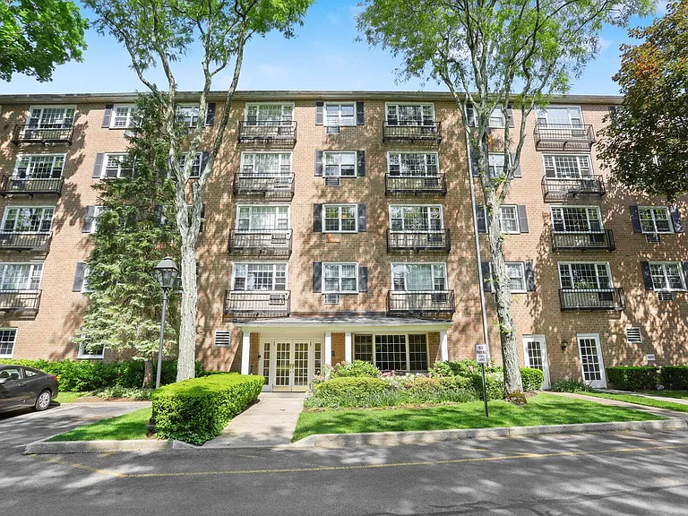 3 Consulate Dr #4F — Photo 32