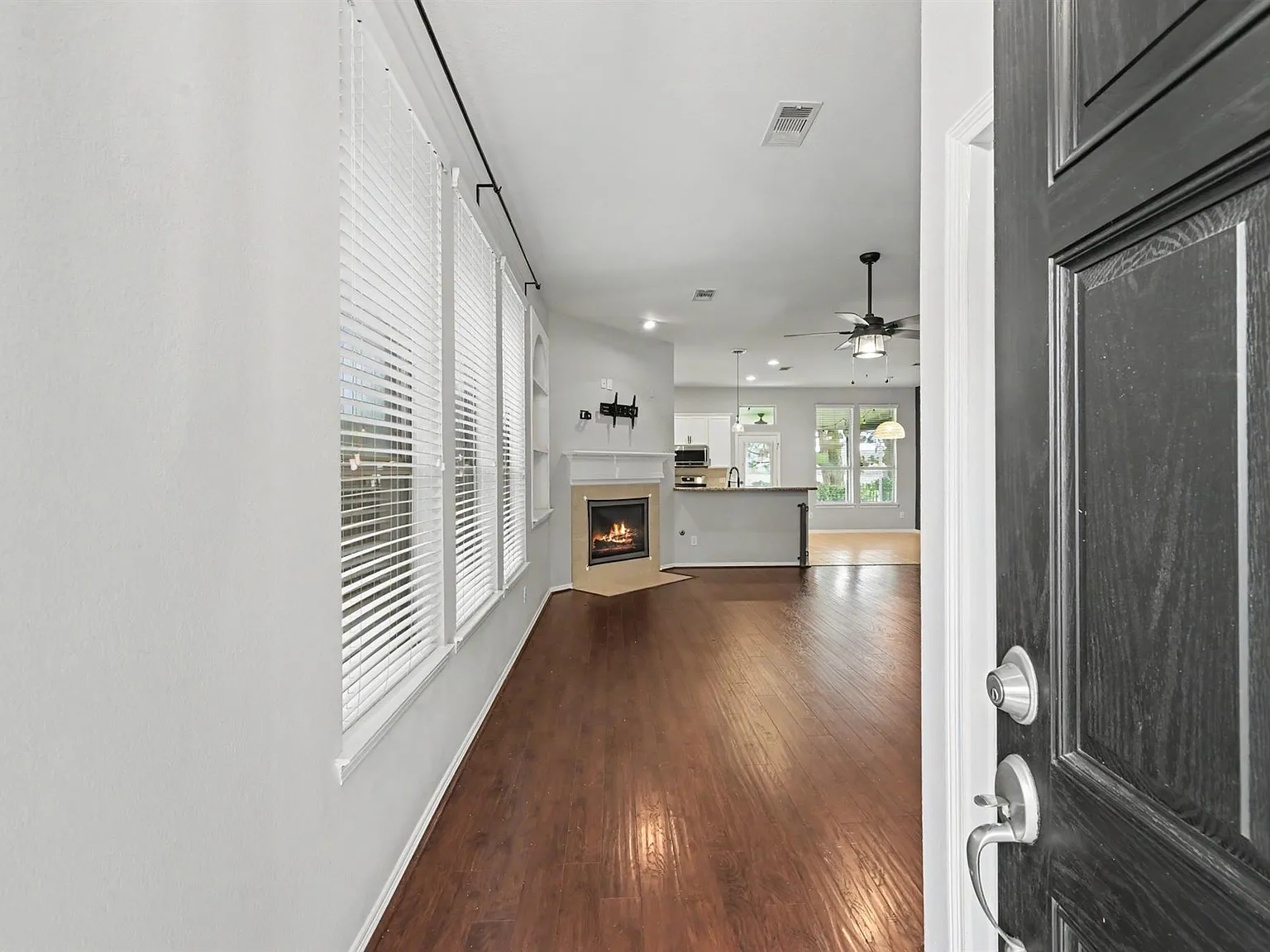 4 bed, 2.0 bath, 1712 sqft, $2,200 — Photo 4
