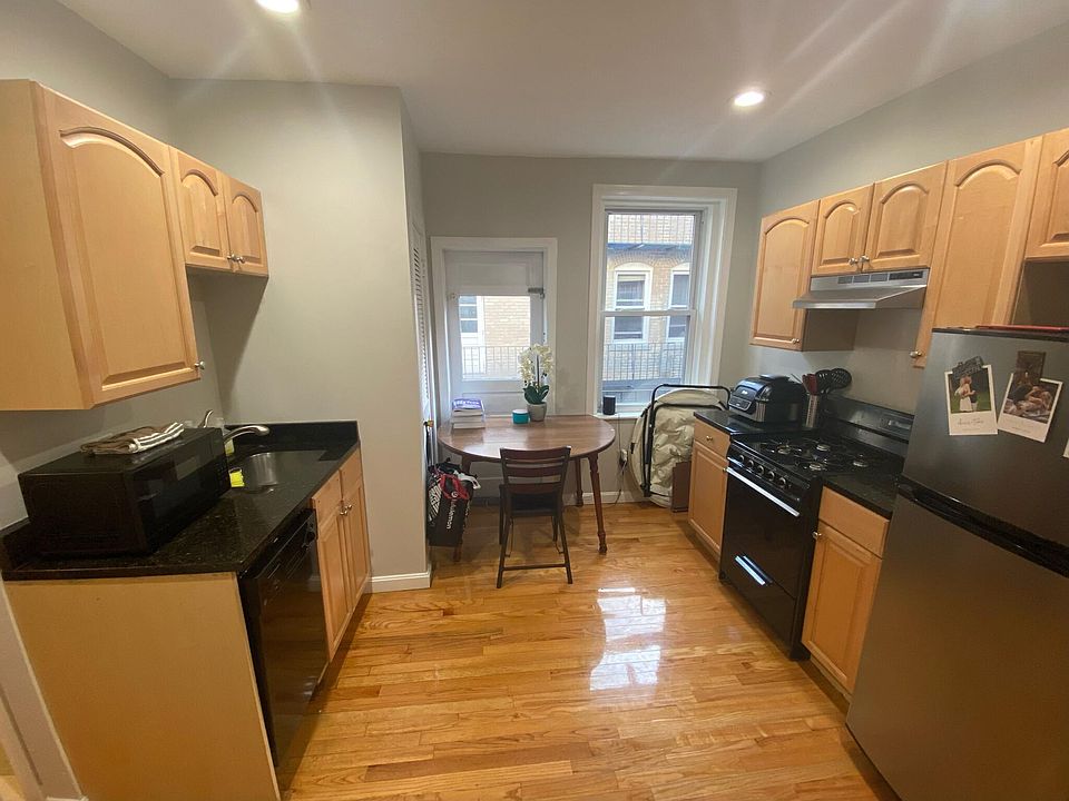 2nd image of 220A Hanover St #18A