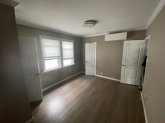 4th image of 975 Forest Ave