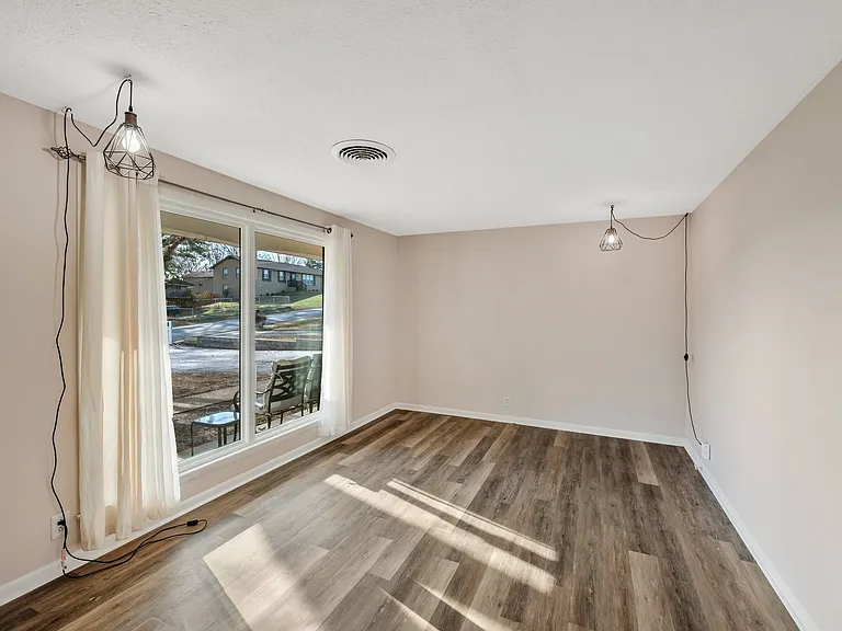 138 Roberta Dr — Photo 3