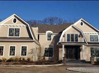 19 Meadow Glen Rd, Northport, NY 11754