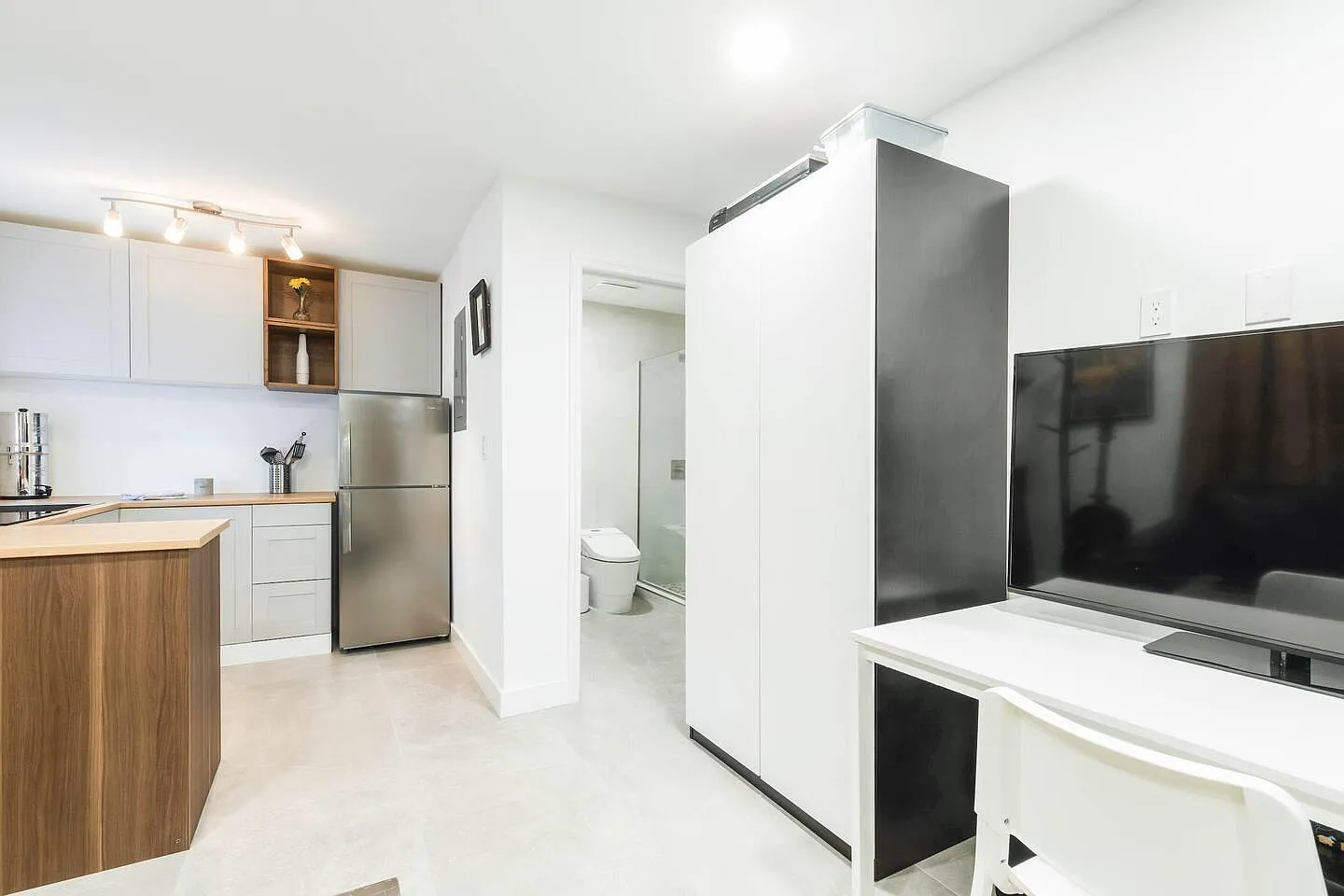 Studio, 1.0 bath, 1063 sqft, $1,700 — Photo 3