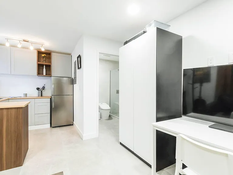 1826 Jefferson St #2 — Photo 3