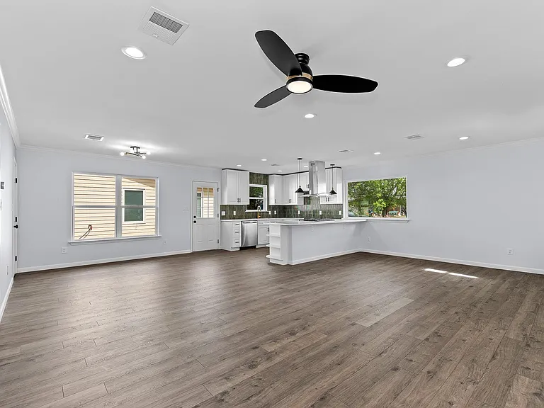 1307 Yorkshire Dr — Photo 11