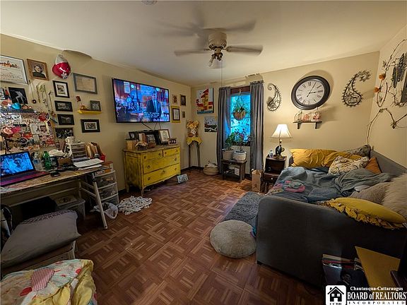 4th image of 11 1/2 Bowen St