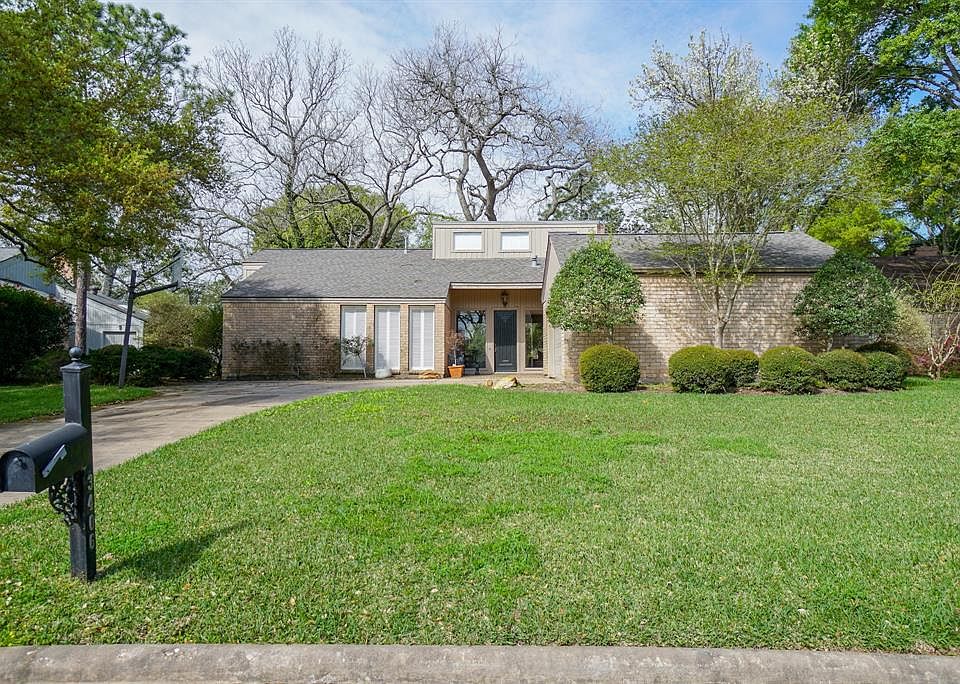 Rare find 1 story home on the golf course with a pool!