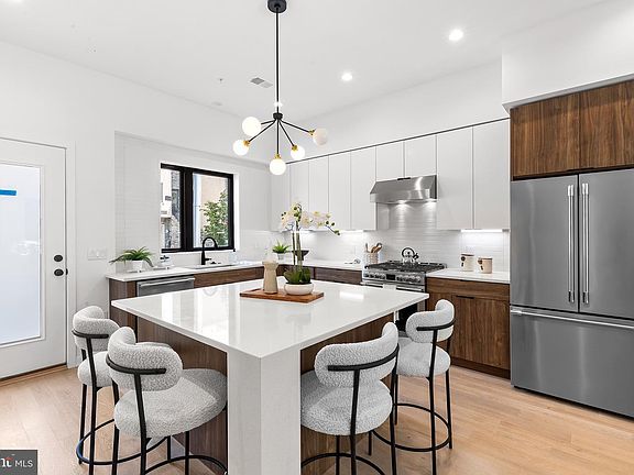 4th image of 271 Delmar St