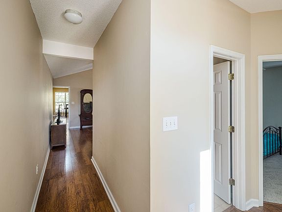 5th image of 594 Bradford Lane