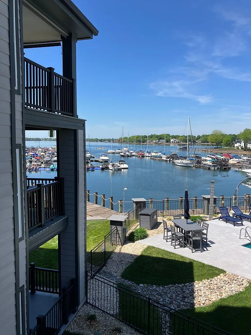 Cornelius waterfront condo — Photo 1