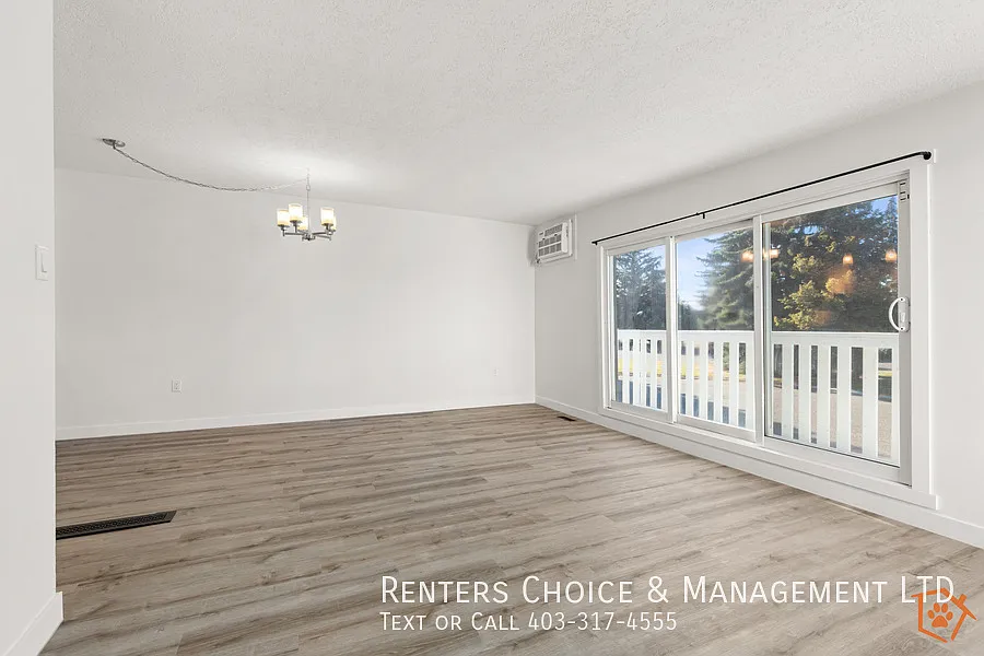 Renovated Dog + Cat Friendly Townhouse with Parking + AC — Photo 4