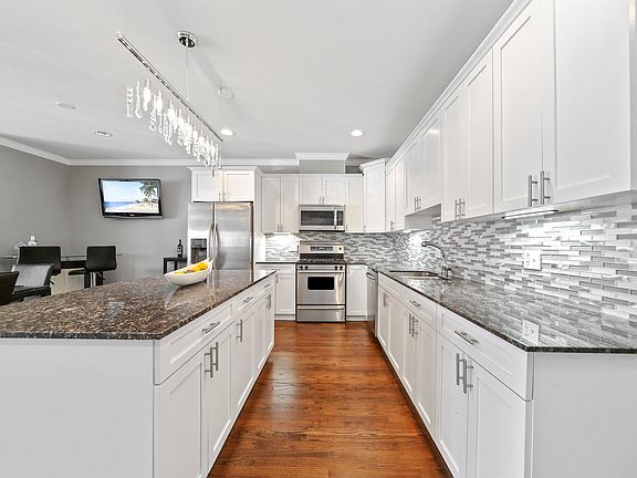 5th image of 2033 W Superior St APT 1W