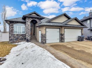 8 E Laurel Close, Sylvan Lake, AB T4S 0B3