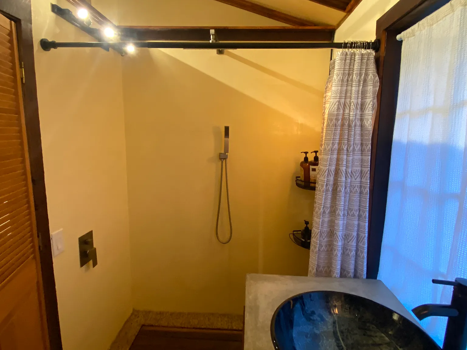 Studio, 550 sqft, $1,800 — Photo 2