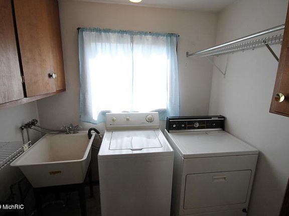 5th image of 1535 Rosewood Ave SE