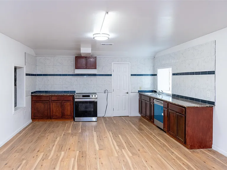 3245 W Highway 6 — Photo 27