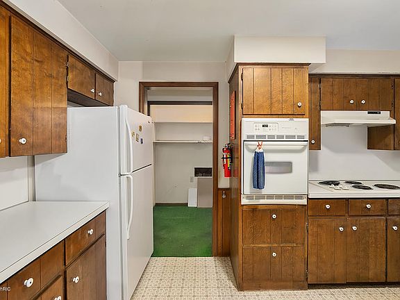 5th image of 17179 Van Buren St