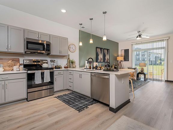 1BR, 1BA - 741SF - Kitchen and Living