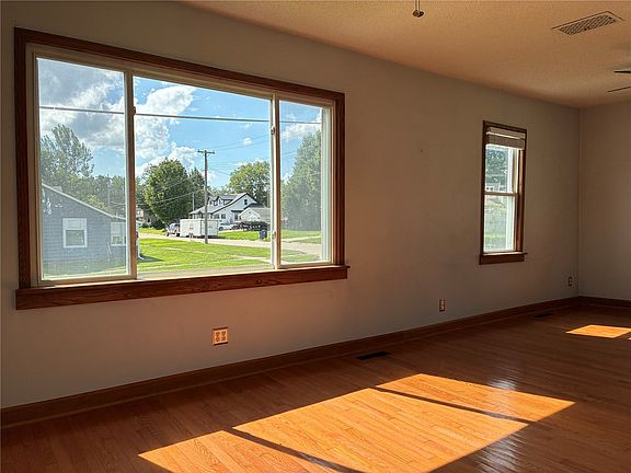 4th image of 602 E 9th St