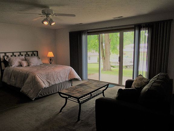 Large Master, Seating Area