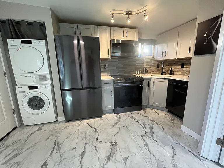1066 1/2 Irving St — Photo 7