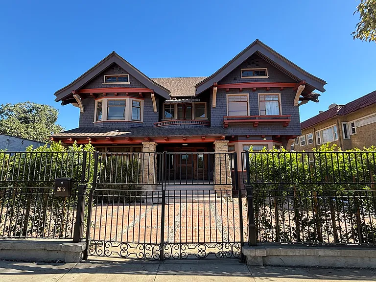 2618 Kenwood Ave — Photo 2