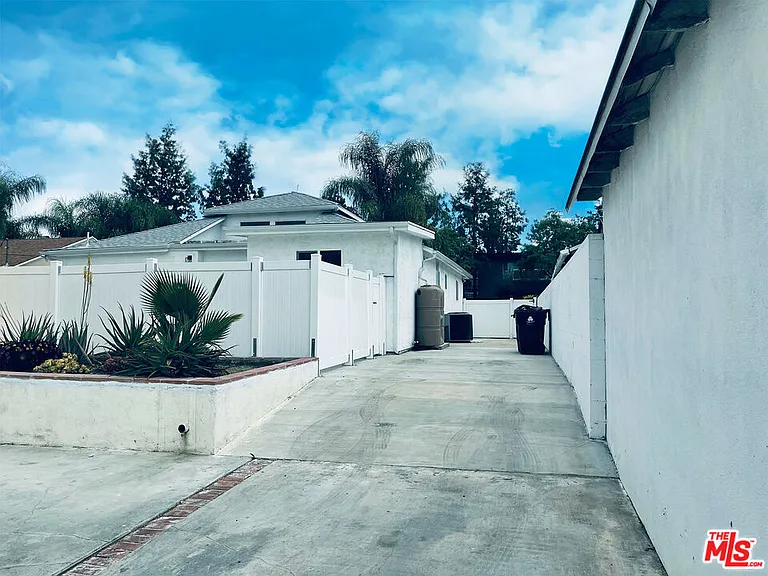 22131 Victory Blvd — Photo 24