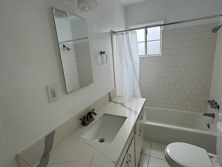 624 E Elk Ave #C — Photo 7