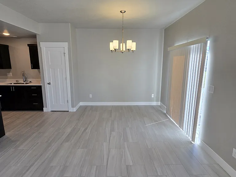 880 N Sapphire St — Photo 3