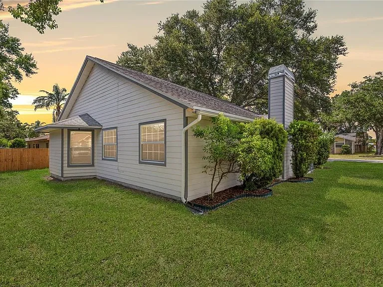5116 Plantation Dr — Photo 3