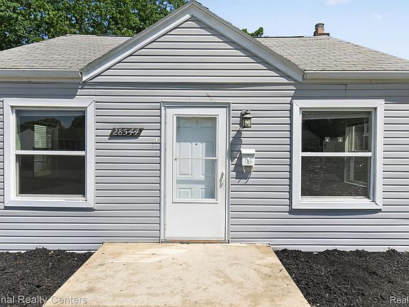 3rd image of 28544 Balmoral St