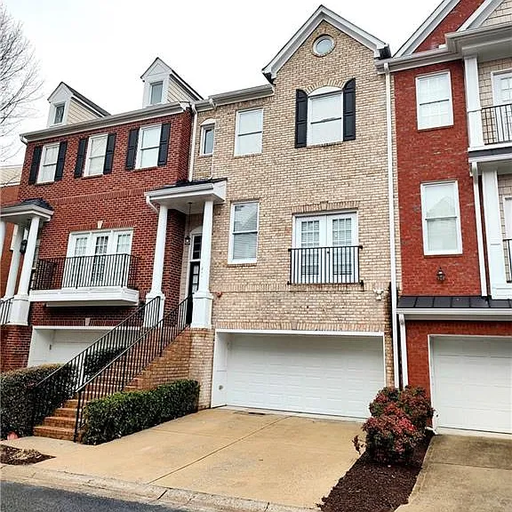 211 Creekway Xing SE — Photo 2