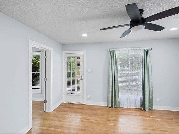 4th image of 32935 W 83rd St