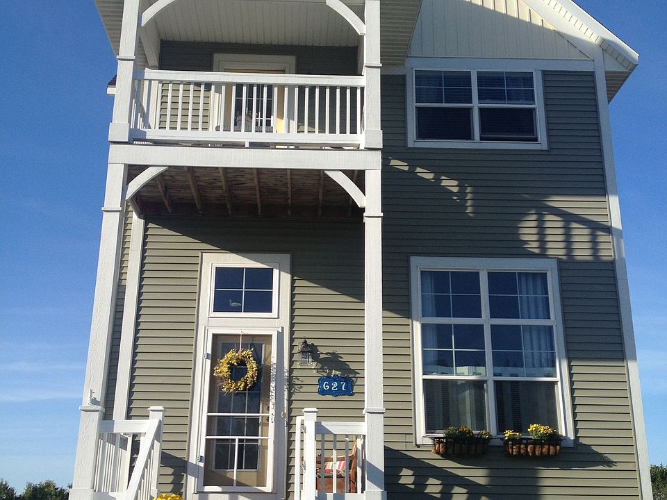 1st image of 627 Cedar Square St