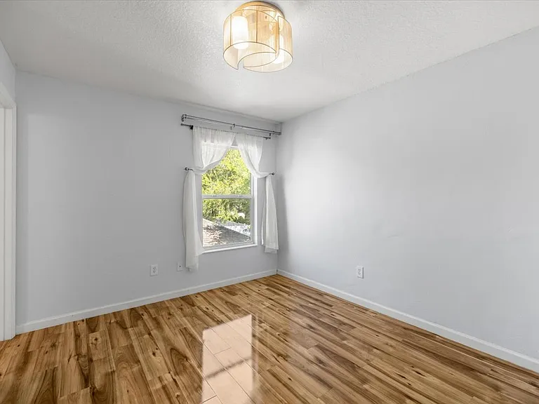5073 SW 40th Pl — Photo 17