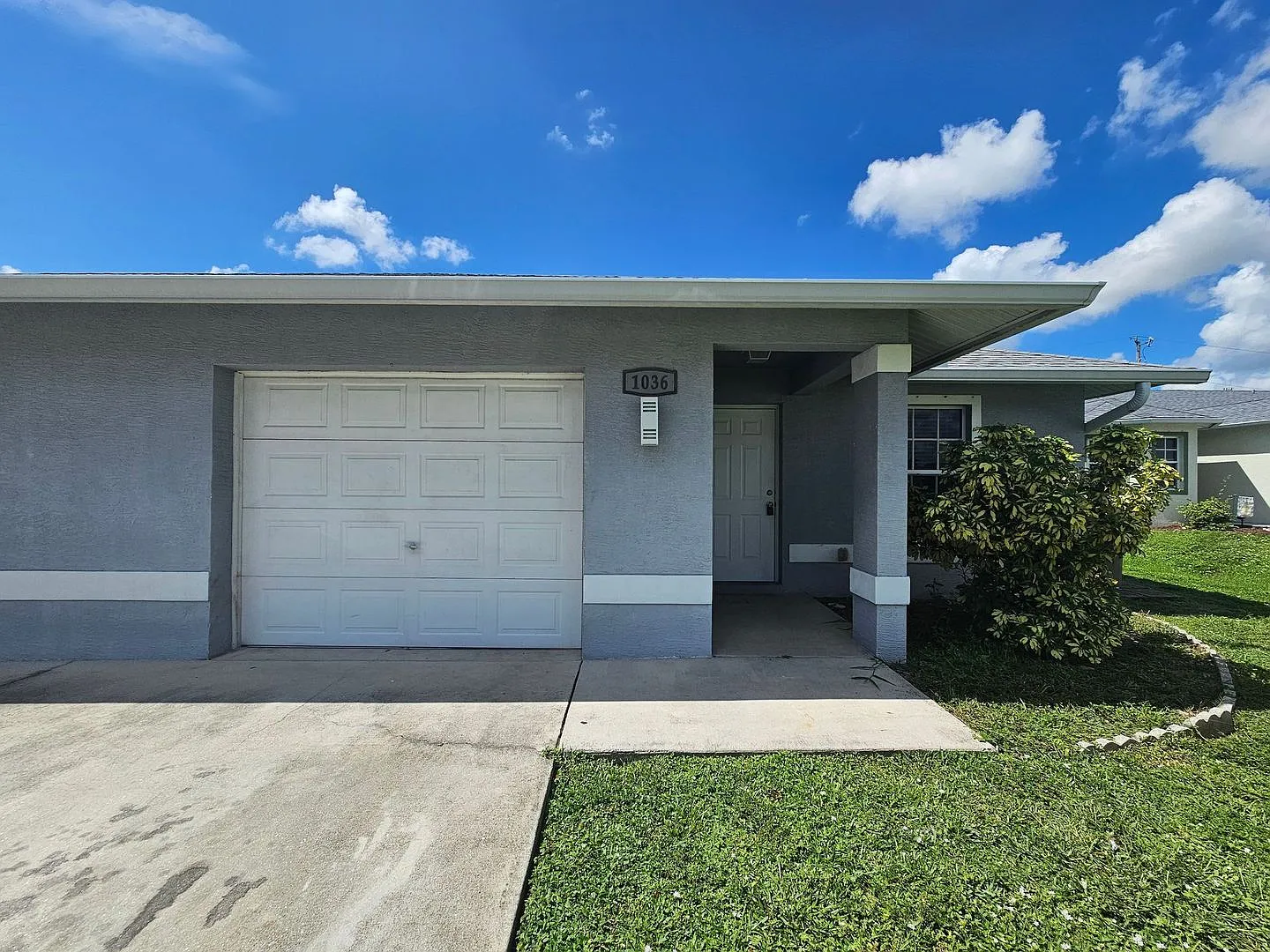 GREAT Location 3 bedroom 2 bath Duplex with lawn care included!! — Photo 1