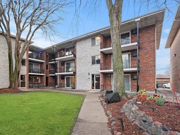3943 W 104th St APT 1A, Chicago, IL 60655