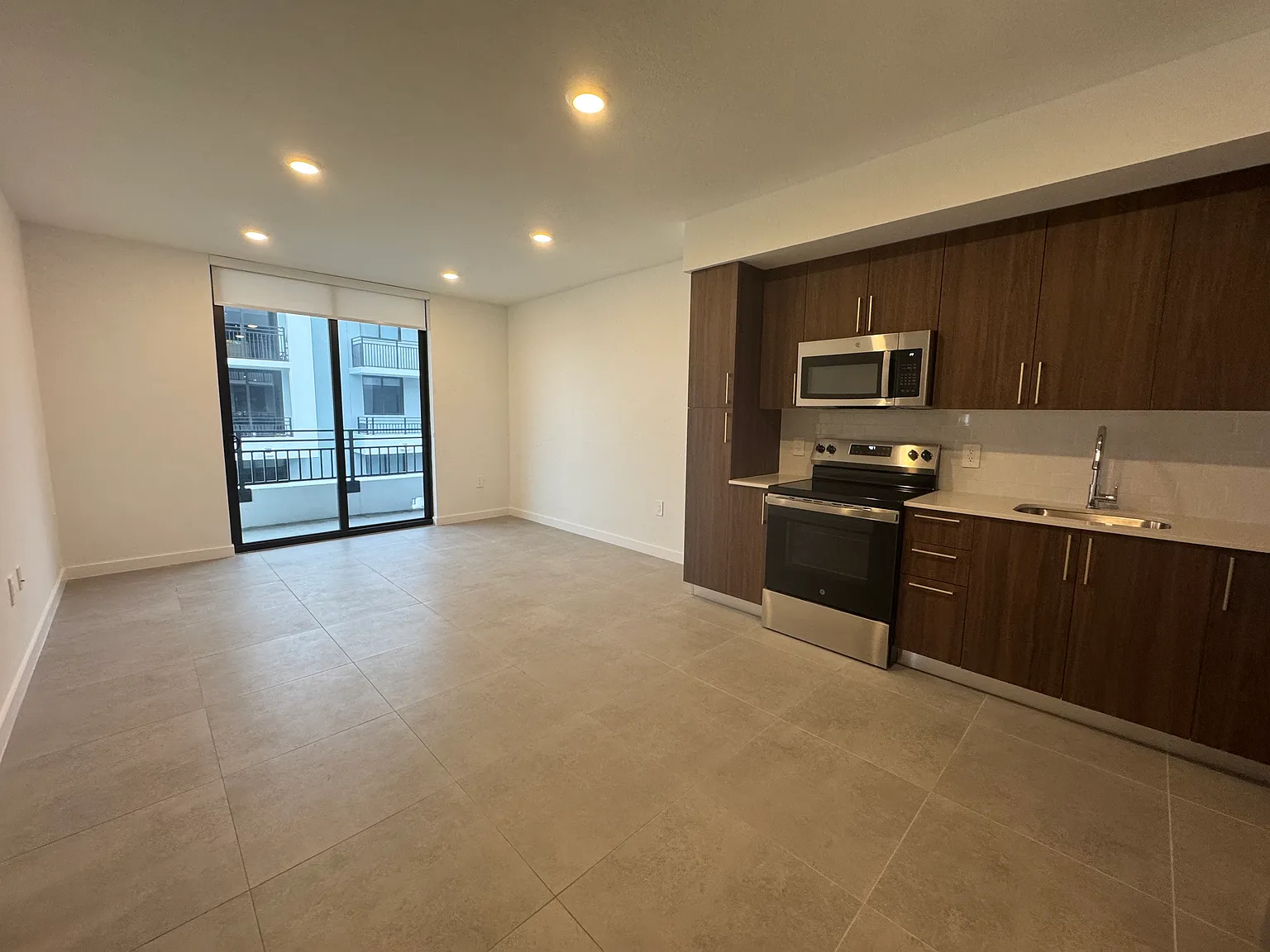 2 bed, 900 sqft, $2,908 — Photo 2